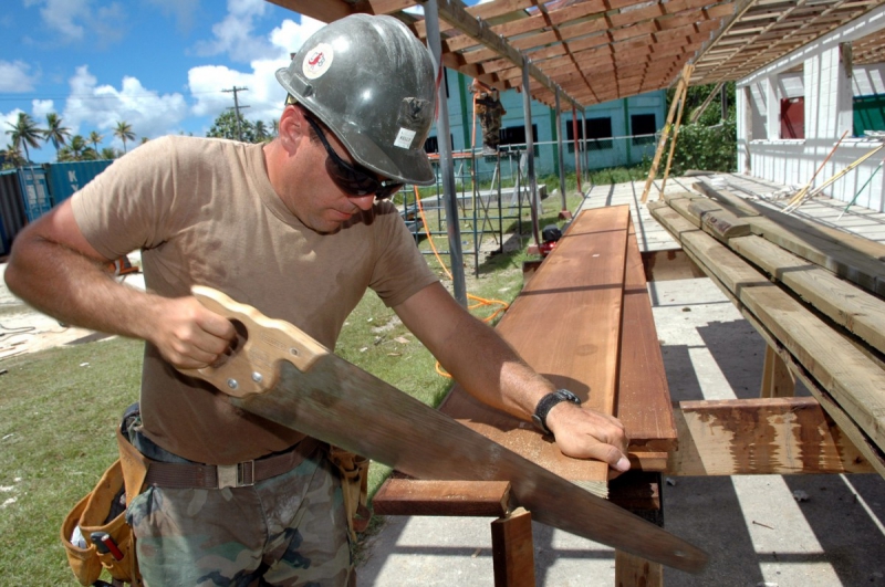 menuisier-GILETTE-min_worker_construction_building_carpenter_male_job_build_helmet-893290